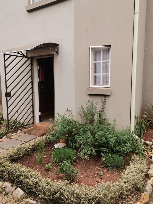 For Sale: Apartment in Brentwood Park with 3 bedrooms, pool, and security features.