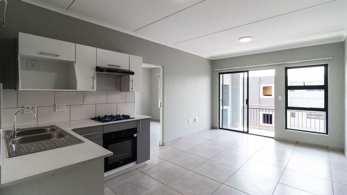 Ferndale Apartment To Rent: Private balcony, solar power, fitness area, coffee shop.