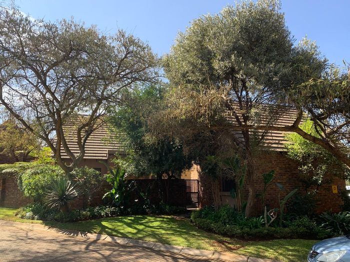 Glen Marais Cluster For Sale: Pool, bar, garage, security, and landscaped garden.