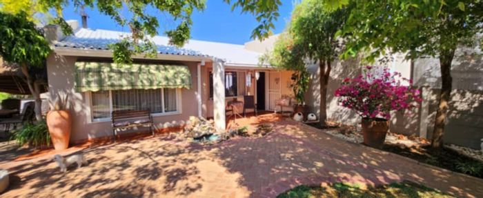 For Sale: Townhouse in Pioniers Park Ext 1 with 3 beds, garden, and security.