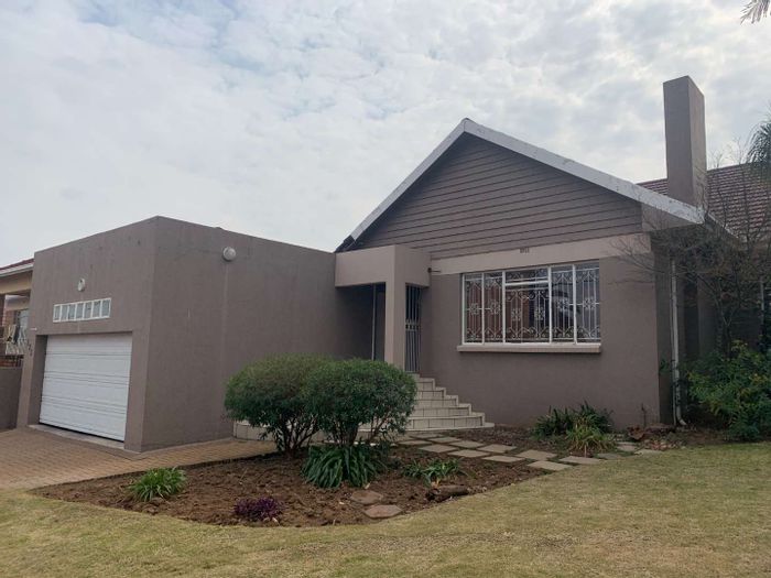 For Sale: Linmeyer House with 4 bedrooms, pool, braai area, and extra room.