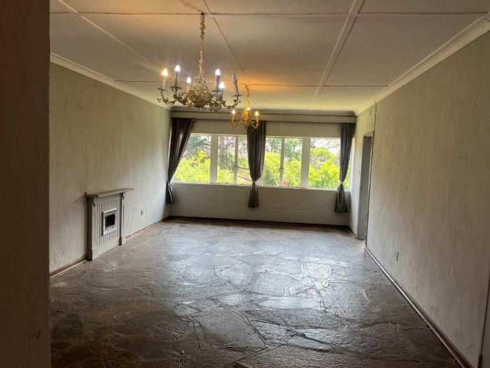 For Sale: Spacious 2-Bedroom Apartment in Ferndale with Renovation Potential and Prime Location.