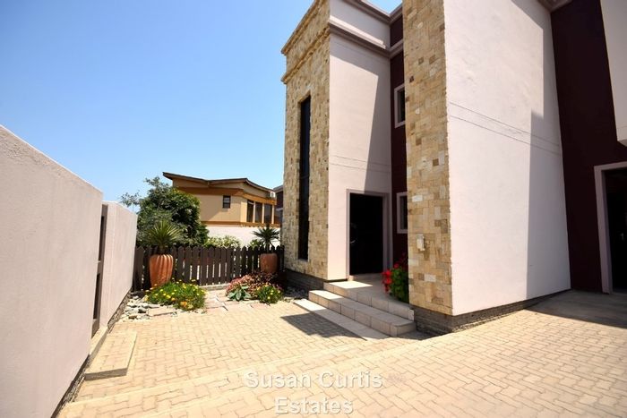 Vogelstrand House For Sale: Spacious double story, flat, BBQ areas, near beach.