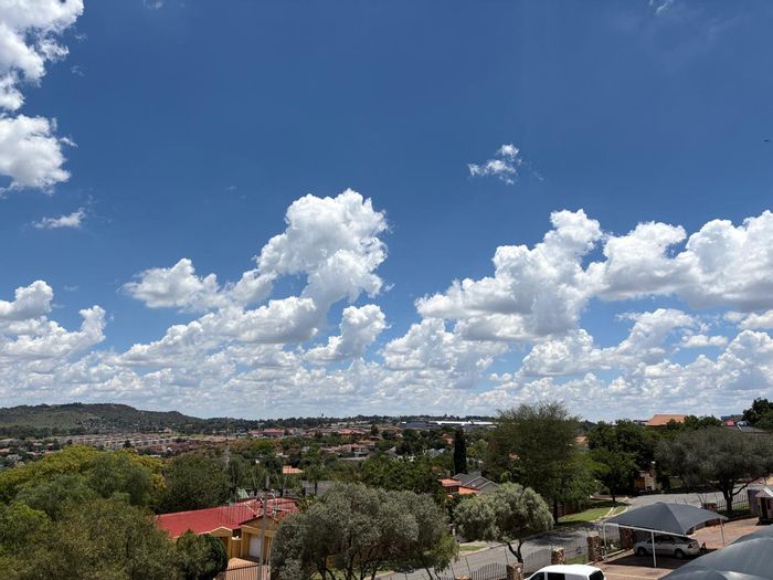 Ridgeway Apartment For Sale: 2 bedrooms, balcony, secure parking, close to amenities.