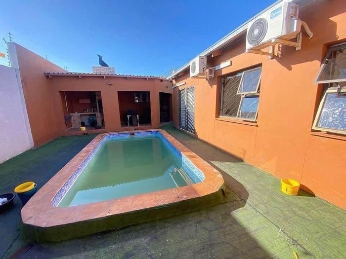 For Sale: Cimbebasia House with 4 Bedrooms, Pool, BBQ Area, and Security.