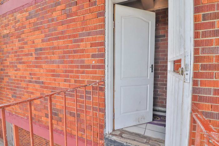 For Sale: 2-Bedroom Apartment in Boksburg Central with Garage and Convenient Amenities.