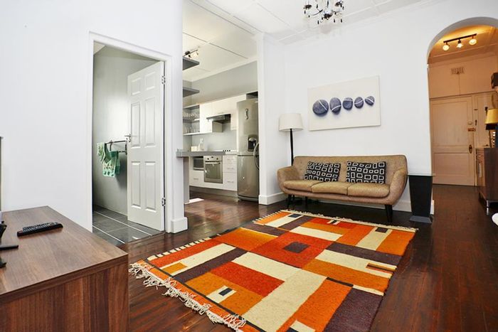 Renovated 2-bedroom apartment in Sea Point, close to promenade and amenities. To Rent.