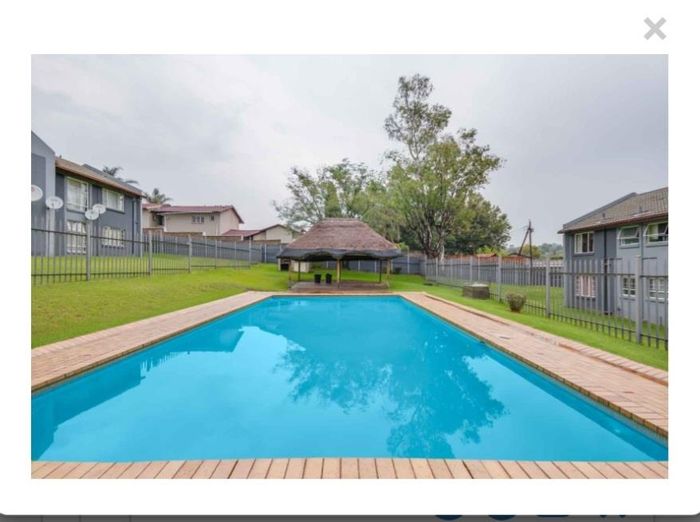 Bramley View Apartment To Rent: 3 Bedrooms, Pool, 24-Hour Security, Carport.