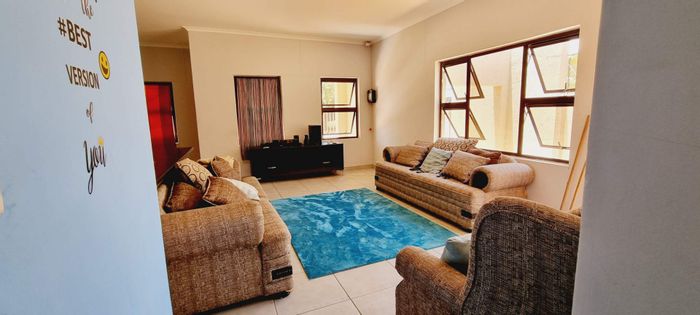 For Sale: Katutura house with 3 bedrooms, 2 bathrooms, and spacious lounge.