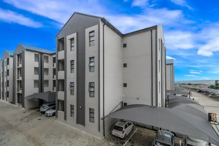 For Sale: 2-Bedroom Apartment in Midridge Park with Pool, Security, and Balcony.