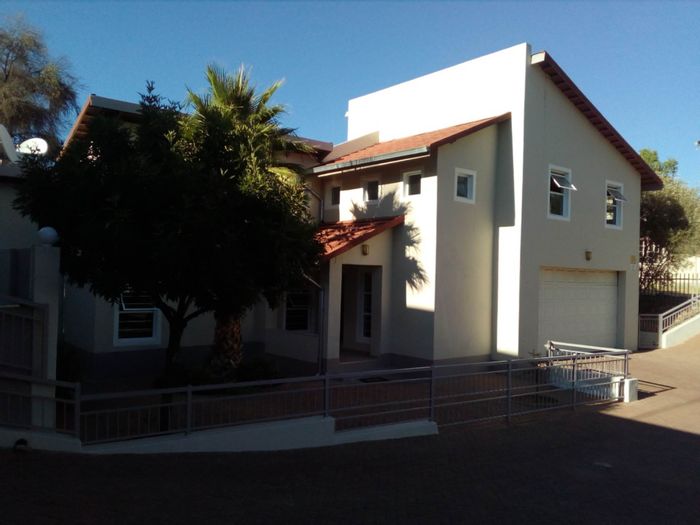 Klein Windhoek Cluster For Sale: 4 bedrooms, entertainment area, secure parking, garden.
