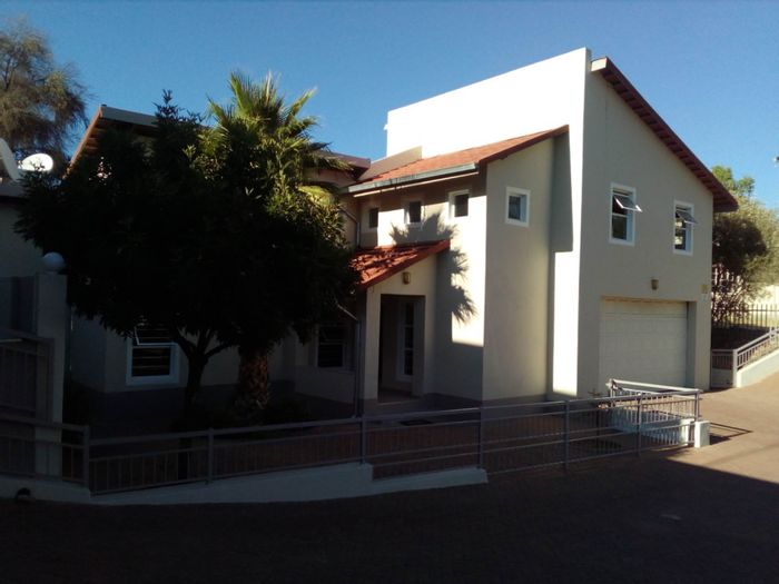 Klein Windhoek Cluster For Sale: 4 bedrooms, entertainment area, double garage, secure complex.