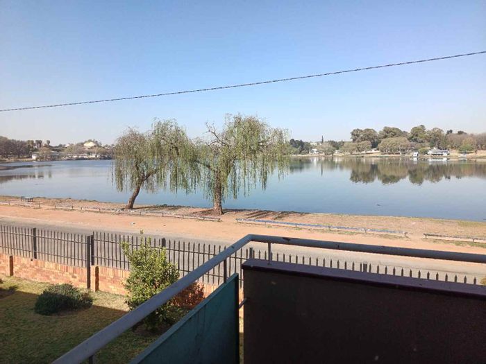 For Sale: Lakeview Townhouse in Florida with private balcony and communal gardens.