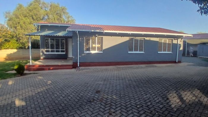 Uitsig House For Sale: Spacious layout, large garden, and entertainment area.