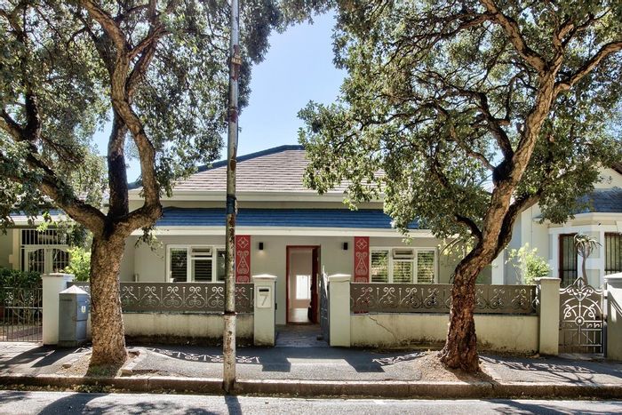 House To Rent in Gardens: 3 beds, outdoor courtyard, parking, pets allowed.