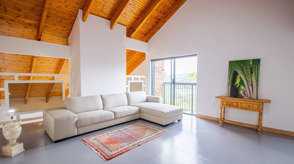 lounge area between bedrooms