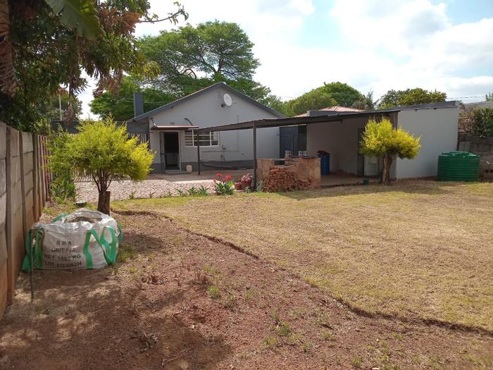 East Lynne House For Sale: Remodeled kitchen, close to schools and shopping.