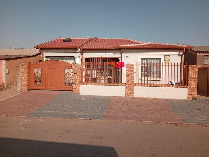 House for Sale in Tembisa Central: 2 bedrooms, garage, rental income potential.