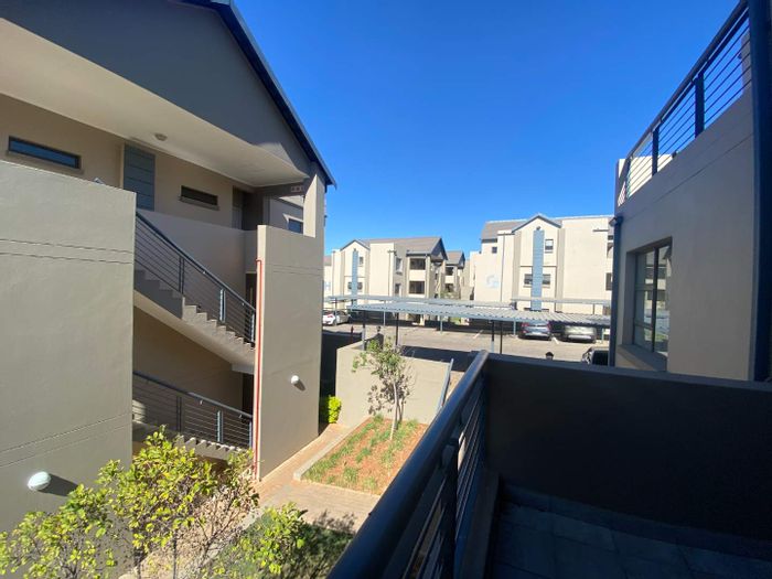 For Sale: 2-Bedroom Apartment in Ruimsig with Pool, Clubhouse, and 24-Hour Security.