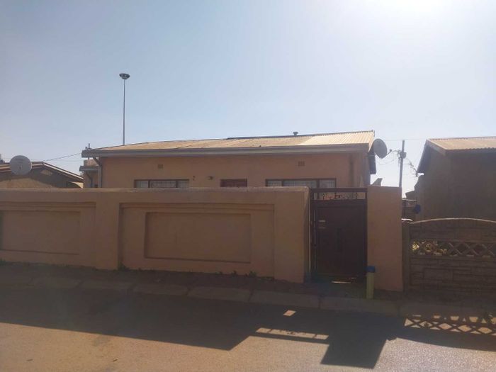 Property #2300645, House Rental Monthly in Vosloorus Ext 1