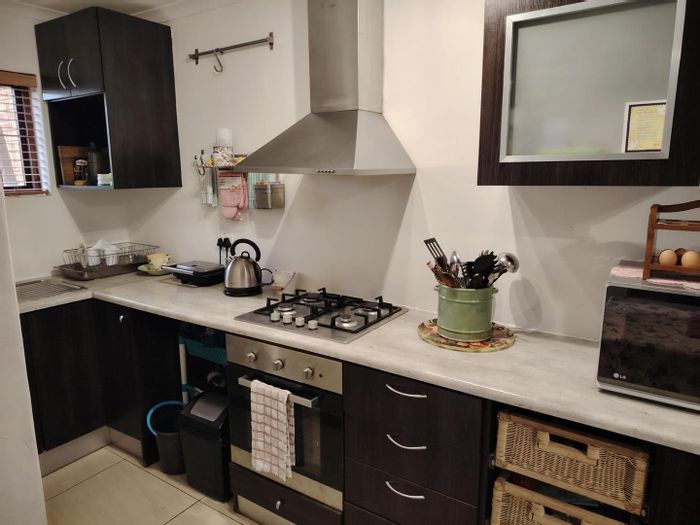 Eden Park Townhouse To Rent: 3 bedrooms, private garden, pet-friendly, fiber ready.