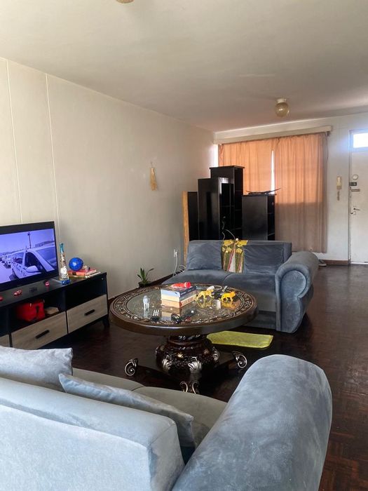 Kew Apartment For Sale: Spacious 1.5 bedrooms, garage, near Balfour Mall.