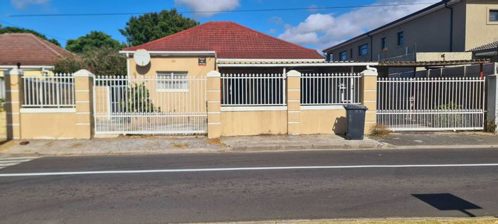 For Sale: Spacious 3-bedroom house in Kenwyn, near parks and amenities.