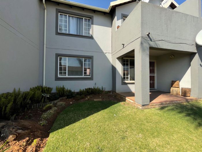 Glen Marais Apartment To Rent: 2 Bedrooms, communal pool, private garden, parking included.
