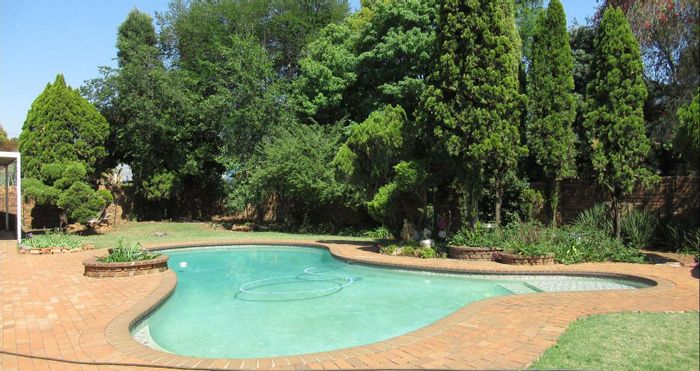 For Sale: House in Atlasville with 3 bedrooms, pool, lapa, and ample parking.