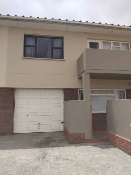 For Sale: 3-bedroom apartment in Walvis Bay Central with garage and yard.