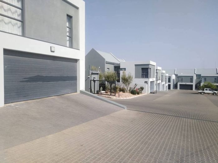 Kleine Kuppe Townhouse To Rent: 3 Bedrooms, pool option, 24-hour security, play park.