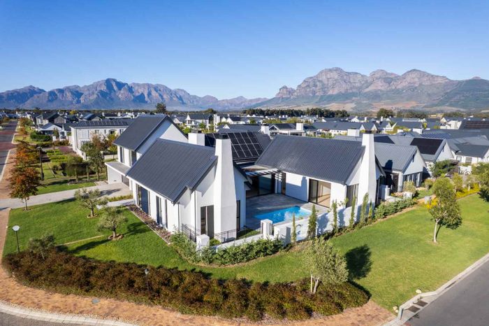 For Sale: House in Val De Vie Estate with 5 en-suite bedrooms, pool, and flatlet.