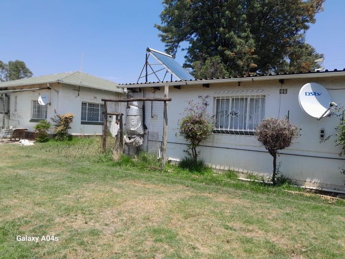 For Sale: Walkerville Central Small Holding with two houses, borehole, and ample parking.