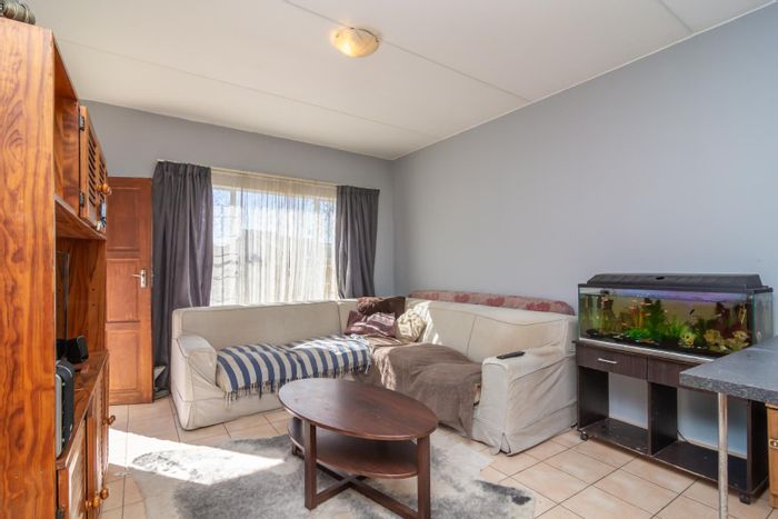 Groblerpark Apartment For Sale: 2 Bedrooms, Open Plan Living, Close to Schools.