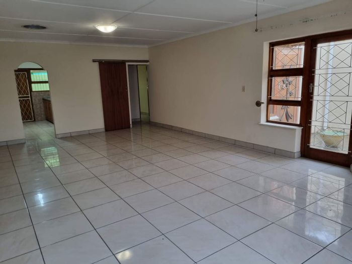 East London Central Apartment For Sale: 3 bedrooms, en-suite, garage, courtyard.
