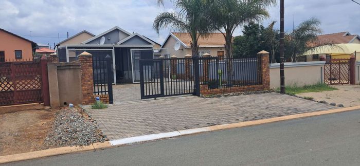House for Sale in Mabopane Central: Spacious yard, covered carport, convenient amenities.
