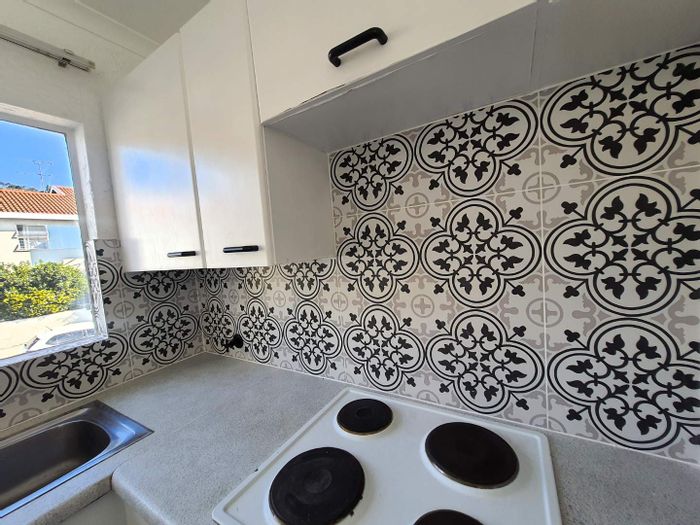 For Sale: 1-Bedroom Apartment in Constantia Kloof with Pool and Clubhouse Access.