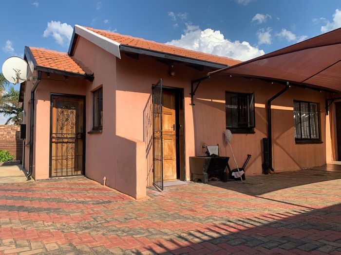 Three-bedroom house in Soshanguve Ext with double garage and low-maintenance yard. To Rent.