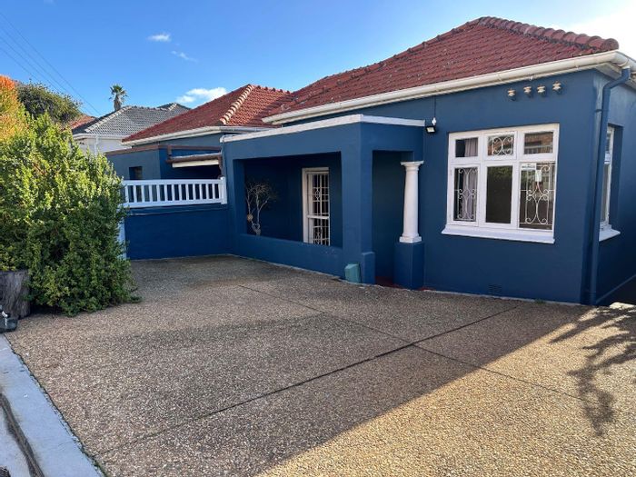 Vredehoek House To Rent: 3 bedrooms, garden, deck, open-plan living space.