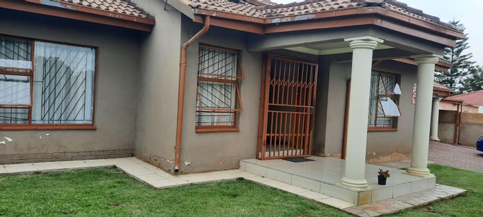 For Sale: House in Danville Ext 1 with 4 beds, double garage, near amenities.