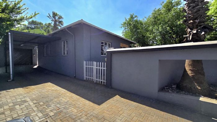 For Sale: House in Florentia with spacious lounge, garden, and flatlet potential.