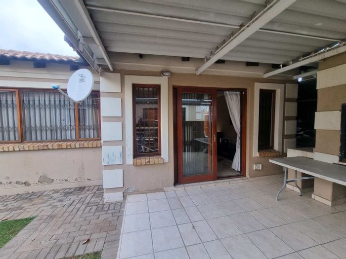 Kosmosdal House For Sale: 3 beds, double garage, covered patio, secure estate.