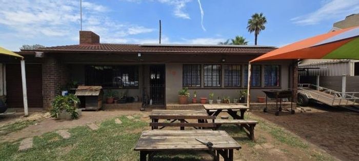 For Sale: House in Vanderbijlpark Central East 2 with pool, lapa, and garage.