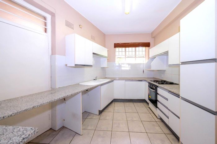 Killarney Apartment To Rent: 2 beds, pool, secure parking, close to amenities.