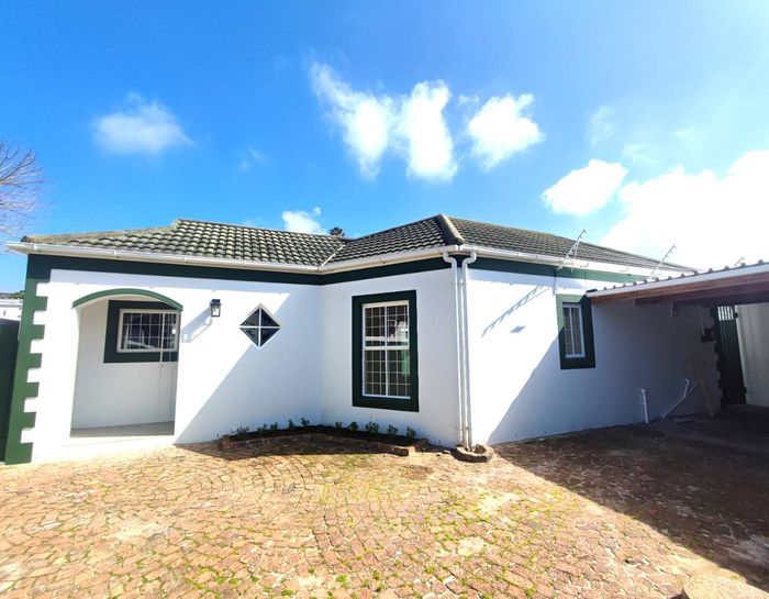 Wynberg House To Rent: Open-plan living, private courtyard, secure parking available.