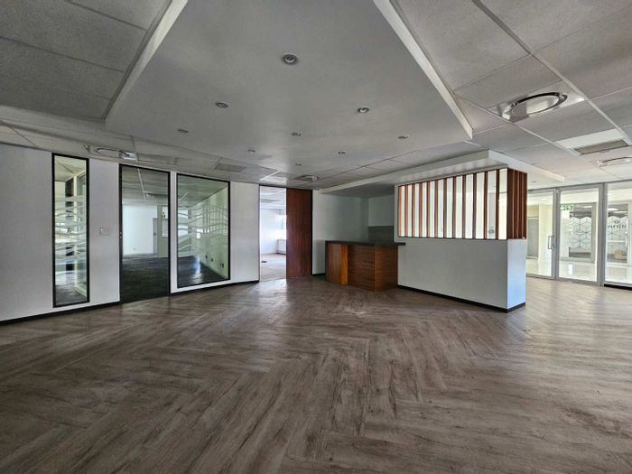 Bryanston Office To Rent: 351sqm, private kitchens, shared bathrooms, 24-hour security.