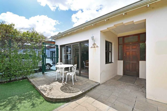 Claremont House For Sale: Private garden, flatlet income, spacious living areas.