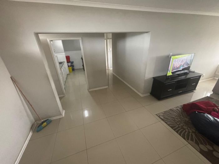 Two-bedroom apartment in Pinetown North Industria, 24-hour security, prepaid electricity. To Rent.