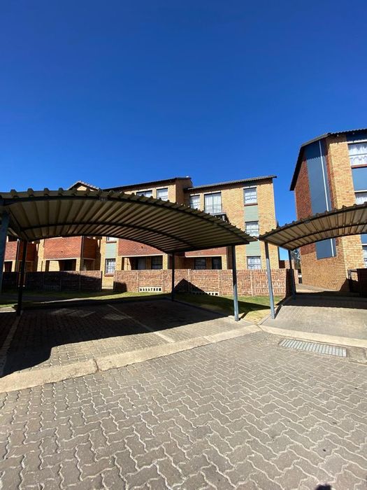 For Sale: Townhouse in Alveda Park with 2 bedrooms, community amenities, and convenience.