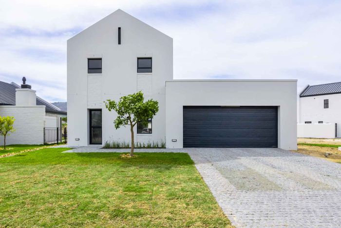 House To Rent in Paarl Valleij Lifestyle Estate with parks, gym, and vineyards.